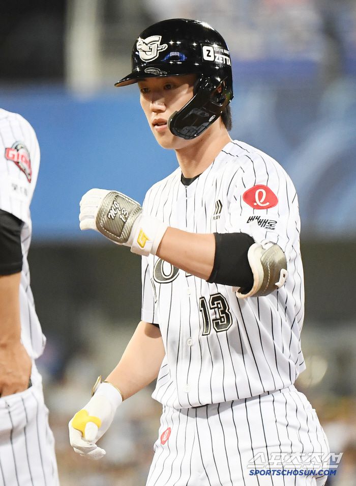 18일 대구 라이온즈파크에서 열린 롯데-삼성전. 5회초 무사 전민재가 안타를 친 후 축하받고 있다. 대구=정재근 기자 cjg@sportschosun.com/2025.4.18/