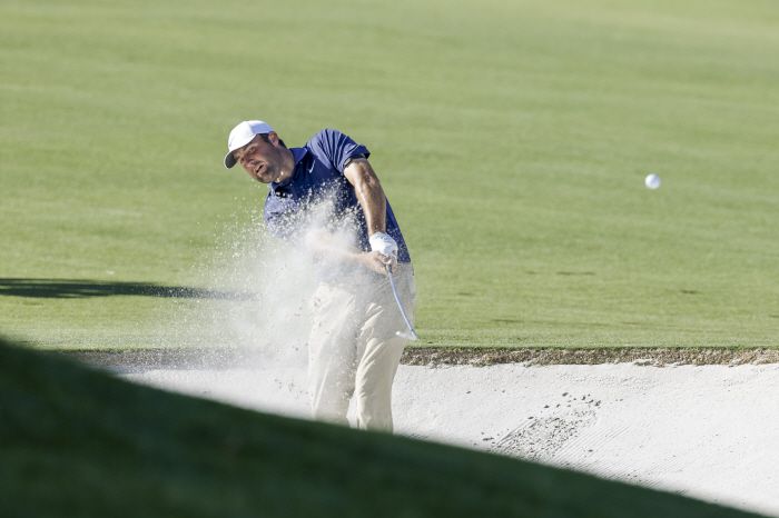 epa12115483 Scottie Scheffler of the US hits out of a fairway bunker on the 16th hole during the final round of the 2025 PGA Championship golf tournament at the Quail Hollow Club in Charlotte, North Carolina, USA, 18 May 2025.  EPA/ERIK S. LESSER        <저작권자(c) 연합뉴스, 무단 전재-재배포, AI 학습 및 활용 금지>