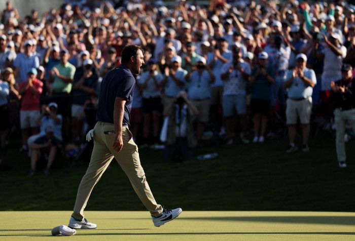 CHARLOTTE, NORTH CAROLINA - MAY 18: Scottie Scheffler of the United States celebrates on the 18th green after winning the 2025 PGA Championship at Quail Hollow Country Club on May 18, 2025 in Charlotte, North Carolina.   Warren Little/Getty Images/AFP (Photo by Warren Little / GETTY IMAGES NORTH AMERICA / Getty Images via AFP)        <저작권자(c) 연합뉴스, 무단 전재-재배포, AI 학습 및 활용 금지>
