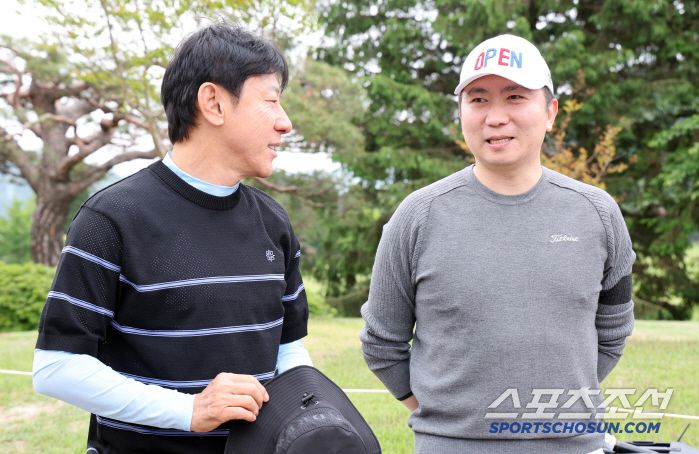 대한축구협회, 한국프로축구연맹, 울산 HD, 포항스틸러스가 주최하고 스포츠조선, 스포츠경향, 스포츠동아, 스포츠서울, 세계비즈앤스포츠월드, 일간스포츠 등 스포츠전문 미디어 6개사가 후원하는 '2025년 축구인 골프대회'가 19일 경기도 용인 코리아CC에서 개최됐다. 신태용 대한축구협회 부회장과 유승민 대한체육회장이 대화를 나누고 있다. 용인=박재만 기자pjm@sportschosun.com/2025.05.19/