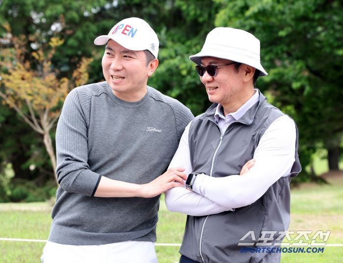 대한축구협회, 한국프로축구연맹, 울산 HD, 포항스틸러스가 주최하고 스포츠조선, 스포츠경향, 스포츠동아, 스포츠서울, 세계비즈앤스포츠월드, 일간스포츠 등 스포츠전문 미디어 6개사가 후원하는 '2025년 축구인 골프대회'가 19일 경기도 용인 코리아CC에서 개최됐다. 유승민 대한체육회장과 정몽규 대한축구협회장이 대화를 나누고 있다. 용인=박재만 기자pjm@sportschosun.com/2025.05.19/