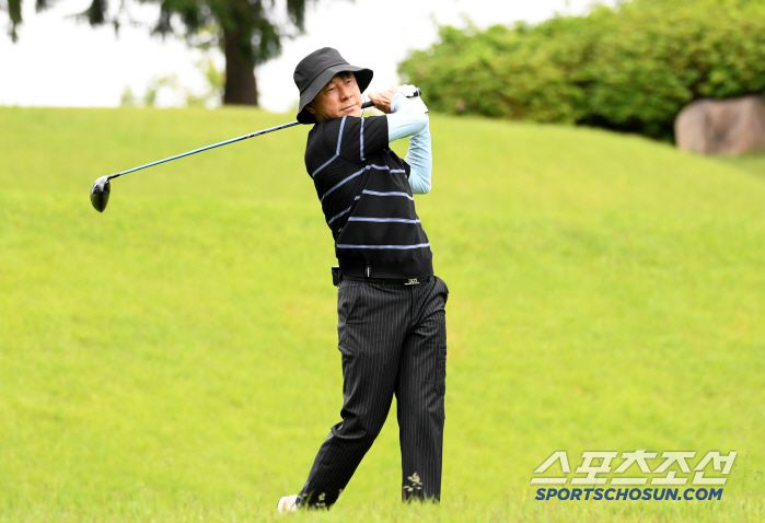 대한축구협회, 한국프로축구연맹, 울산 HD, 포항스틸러스가 주최하고 스포츠조선, 스포츠경향, 스포츠동아, 스포츠서울, 세계비즈앤스포츠월드, 일간스포츠 등 스포츠전문 미디어 6개사가 후원하는 '2025년 축구인 골프대회'가 19일 경기도 용인 코리아CC에서 개최됐다. 신태용 부회장이 티샷을 시도하고 있다. 용인=박재만 기자pjm@sportschosun.com/2025.05.19/