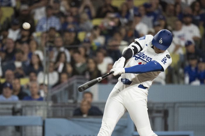 LA 다저스 오타니 쇼헤이가 20일(한국시각) 애리조나 다이아몬드백스전에서 6회말 좌월 솔로홈런을 터뜨리고 있다. AP연합뉴스