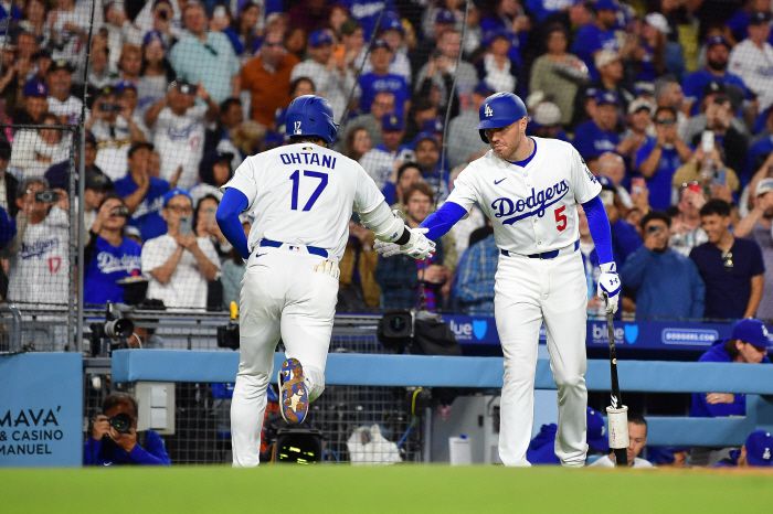 오타니가 6회말 홈런을 치고 들어와 프레디 프리먼과 손을 맞대고 있다. Imagn Images연합뉴스
