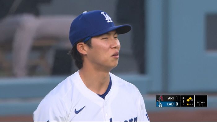 김혜성이 1회초 플라이를 놓친 뒤 테오스카와 얘기를 주고받다 어색한 미소를 짓고 있다. 사진=MLB.TV 캡처