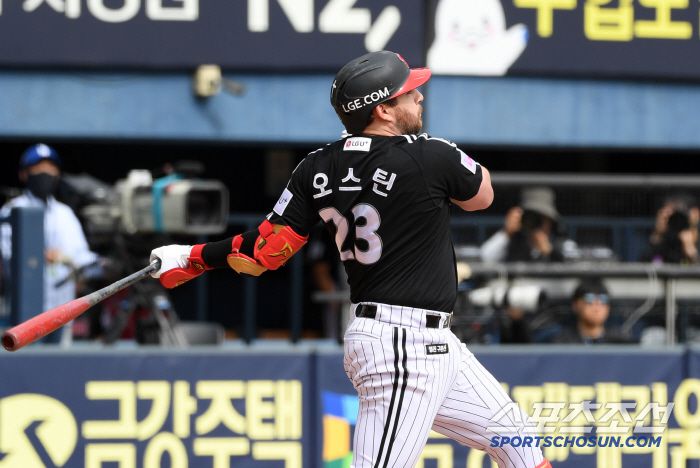 6일 잠실구장에서 열린 두산 베어스와 LG 트윈스의 경기. 6회초 무사 1,2루 LG 오스틴이 스리런포를 날리고 있다. 잠실=박재만 기자 pjm@sportschosun.com/2025.05.06/