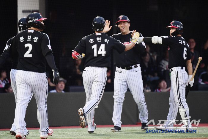 20일 부산 사직야구장에서 열린 KBO리그 롯데와 LG의 경기. 2회 만루홈런을 날린 LG 송찬의. 부산=송정헌 기자songs@sportschosun.com/2025.05.20/