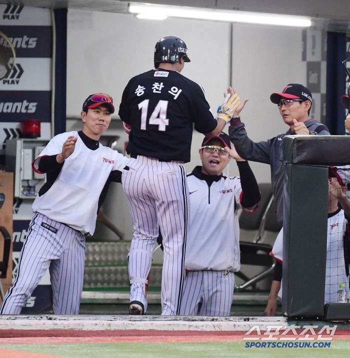 20일 부산 사직야구장에서 열린 KBO리그 롯데와 LG의 경기. 2회 만루홈런을 날린 LG 송찬의. 부산=송정헌 기자songs@sportschosun.com/2025.05.20/