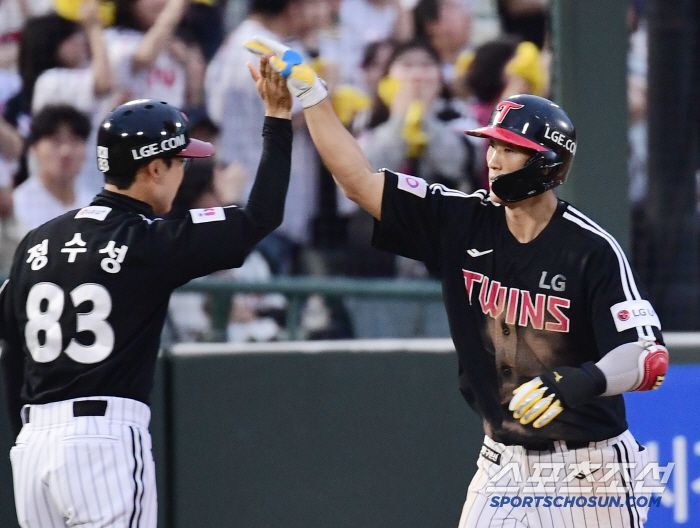 20일 부산 사직야구장에서 열린 KBO리그 롯데와 LG의 경기. 2회 만루홈런을 날린 LG 송찬의. 부산=송정헌 기자songs@sportschosun.com/2025.05.20/