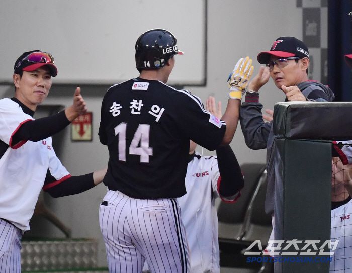 20일 부산 사직야구장에서 열린 KBO리그 롯데와 LG의 경기. 2회 만루홈런을 날린 LG 송찬의. 부산=송정헌 기자songs@sportschosun.com/2025.05.20/