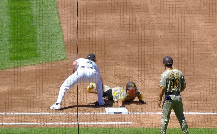 김하성이 지난해 8월 19일(한국시각) 콜로라도전에서 3회 안타를 치고 나간 뒤 상대의 기습 견제에 급하게 슬라이딩으로 귀루하고 있다. 어깨를 다친 순간이다. 사진=MLB.TV 캡처
