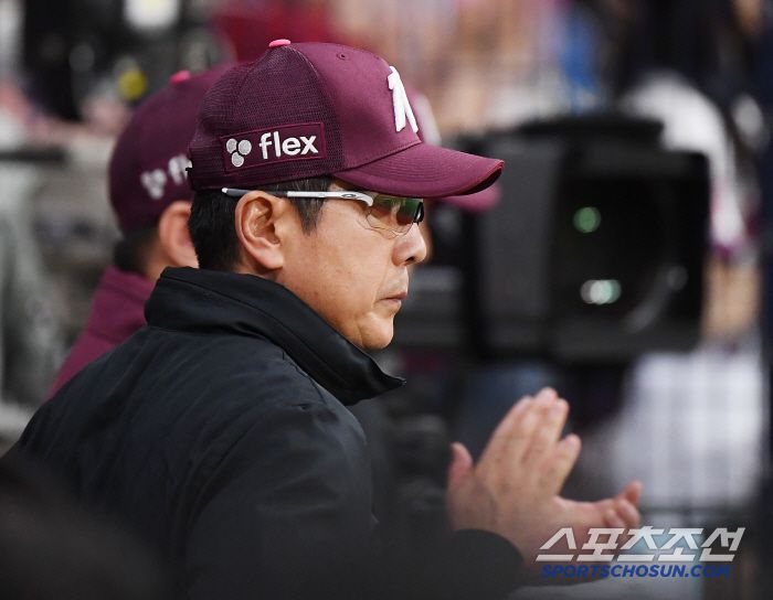 22일 서울 고척스카이돔에서 열린 두산-키움전. 홍원기 감독이 경기를 지켜보고 있다. 고척=정재근 기자 cjg@sportschosun.com/2025.4.22/