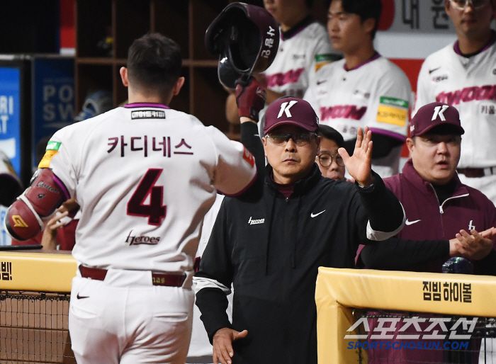 29일 서울 고척스카이돔에서 열린 롯데-키움전. 1회말 2사 후 카디네스가 솔로포를 친 후 홍원기 감독의 환영을 받고 있다. 고척=정재근 기자 cjg@sportschosun.com/2025.4.29/
