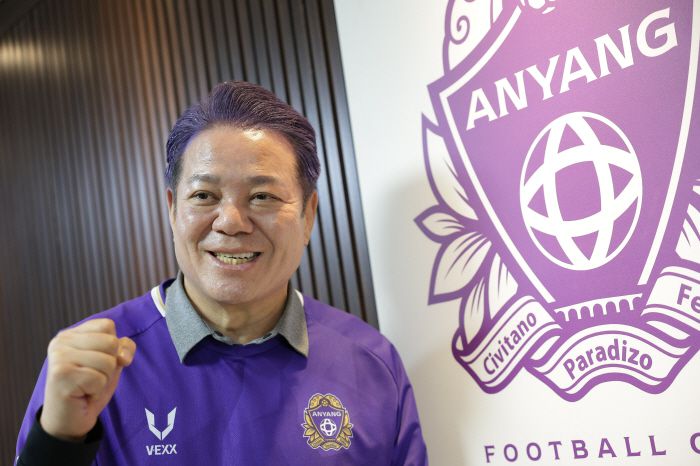 안양종합운동장/ K리그2/ FC안양 vs 경남FC/ 안양 최대호 구단주/ 안양시장/ 우승 공약 보라색 머리 염색/ 사진 곽동혁