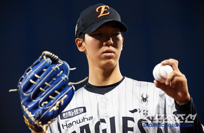 2군에 내려간 엄상백 대체 선발 투수로 올 시즌 첫 선발 등판한 황준서.