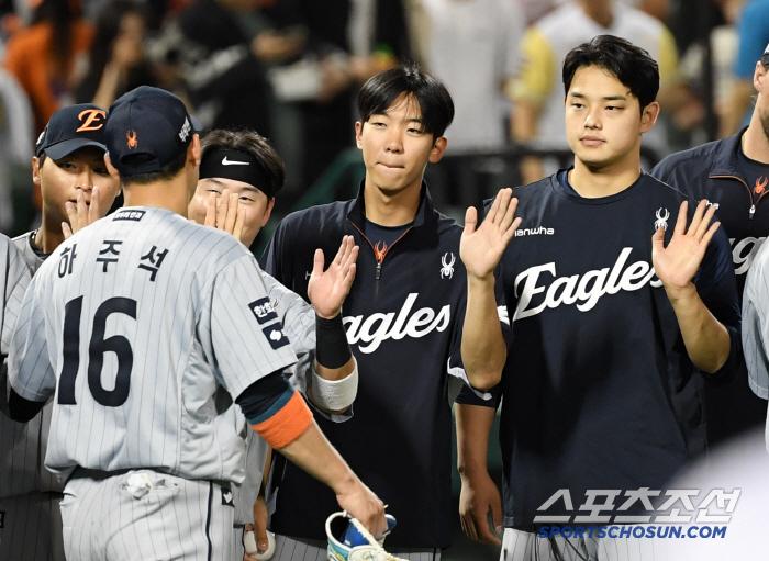 전날 승리 투수 문동주는 누구보다 황준서의 호투를 간절히 바랐다.
