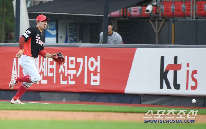 21일 수원 KT위즈파크에서 열린 KIA-KT전. 1회말 1사 1, 3루 장성우의 평범한 플라이를 놓친 우익수 최원준이 공을 주으러 달려가고 있다. 수원=정재근 기자 cjg@sportschosun.com/2025.5.21/