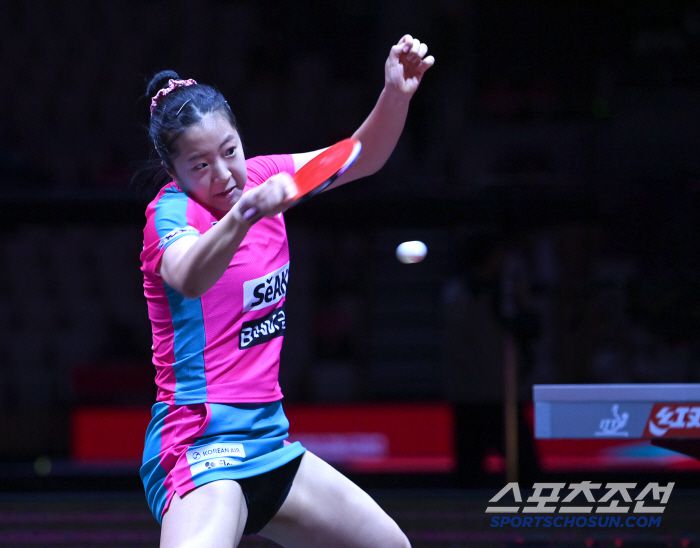 신유빈이 21일 카타르 도하 루사일 아레나에서 열린 2025 국제탁구연맹(ITTF) 세계선수권대회 여자단식 32강 이탈리아 가이아 몬파르디니와 경기를 펼치고 있다. 2025. 5. 21.  사진공동취재단
