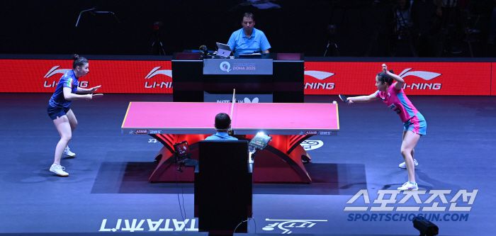 신유빈이 21일 카타르 도하 루사일 아레나에서 열린 2025 국제탁구연맹(ITTF) 세계선수권대회 여자단식 32강 이탈리아 가이아 몬파르디니와 경기를 펼치고 있다. 2025. 5. 21.  사진공동취재단