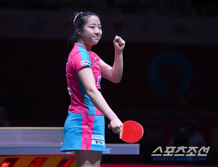 신유빈이 21일 카타르 도하 루사일 아레나에서 열린 2025 국제탁구연맹(ITTF) 세계선수권대회 여자단식 32강 이탈리아 가이아 몬파르디니와 경기 승리 후 환호하고 있다. 2025. 5. 21.  사진공동취재단