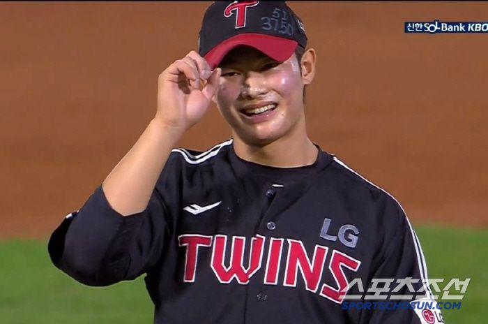 LG 김영우가 20일 롯데전서 레이예스와 승부 중 11구 슬라이더가 파울이 되자 황당한 듯 미소를 짓고 있다. 스포티비 중계화면 캡쳐