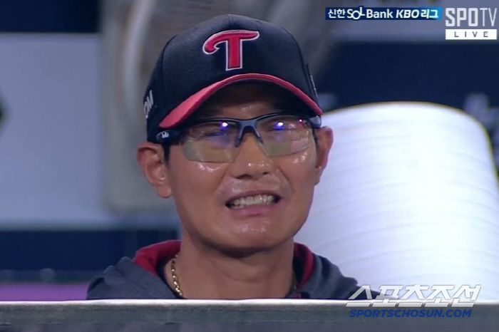 LG 김영우가 20일 롯데전서 레이예스와 승부 중 11구 슬라이더가 파울이 되자 이를 보던 염경엽 감독이 아쉬운 미소를 짓고 있다. 스포티비 중계화면 캡쳐