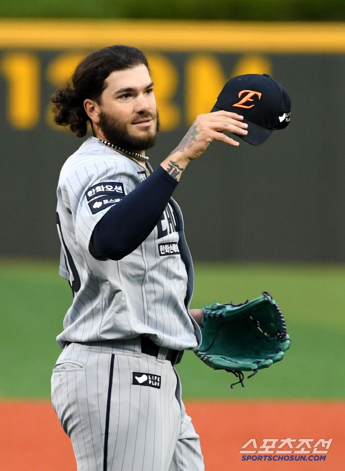 자신감 있는 표정으로 마운드에 올랐던 폰세.