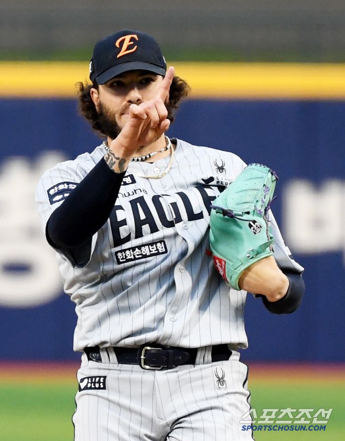 웃음기 사라진 폰세