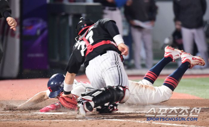 22일 부산 사직야구장에서 열린 KBO리그 롯데와 LG의 경기. 4회 1사 1, 3루 전민재 내야땅볼 타구 때 3루주자 전준우가 홈으로 쇄도해 세이프되고 있다. 부산=송정헌 기자songs@sportschosun.com/2025.05.22/