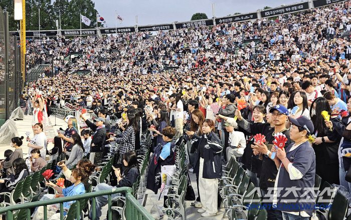 22일 부산 사직야구장에서 열린 KBO리그 롯데와 LG의 경기. 주중 3연전 모두 매진을 기록한 사직구장. 롯데를 응원하는 야구팬들. 부산=송정헌 기자songs@sportschosun.com/2025.05.22/