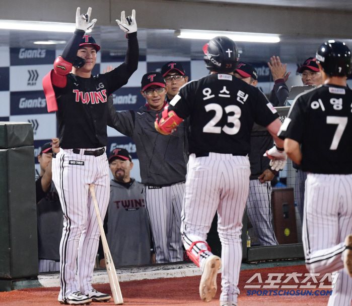 22일 부산 사직야구장에서 열린 KBO리그 롯데와 LG의 경기. 3회 3점 홈런을 날린 LG 오스틴. 부산=송정헌 기자songs@sportschosun.com/2025.05.22/