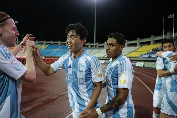 춘천송암스포츠타운주경기장/ K리그1/ 강원FC vs 울산HDFC/ 울산 서명관 득점, 루빅손, 에릭, 단체/ 골 세레머니/ 사진 정재훈