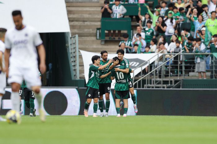 전주월드컵경기장/ K리그1/ 전북현대모터스 vs FC안양/ 전북 전진우 득점, 댠체/ 골 세레머니/ 사진 하서영