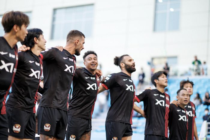 대구iM뱅크파크/ K리그1/ 대구FC vs FC서울/ 서울 린가드,단체,/ 승리 세레머니/ 관중인사/ 사진 김재훈