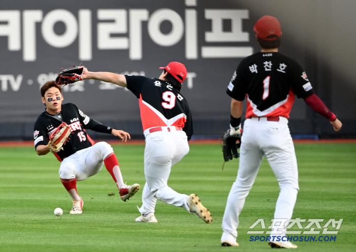 22일 수원KT위즈파크에서 열린 KIA와 KT의 경기,  1회말 1사 만루 KIA 2루수 윤도현과 중견수 박정우가 KT 로하스의 플라이 타구를 잡지 못하고 있다. 수원=허상욱 기자wook@sportschosun.com/2025.05.22/