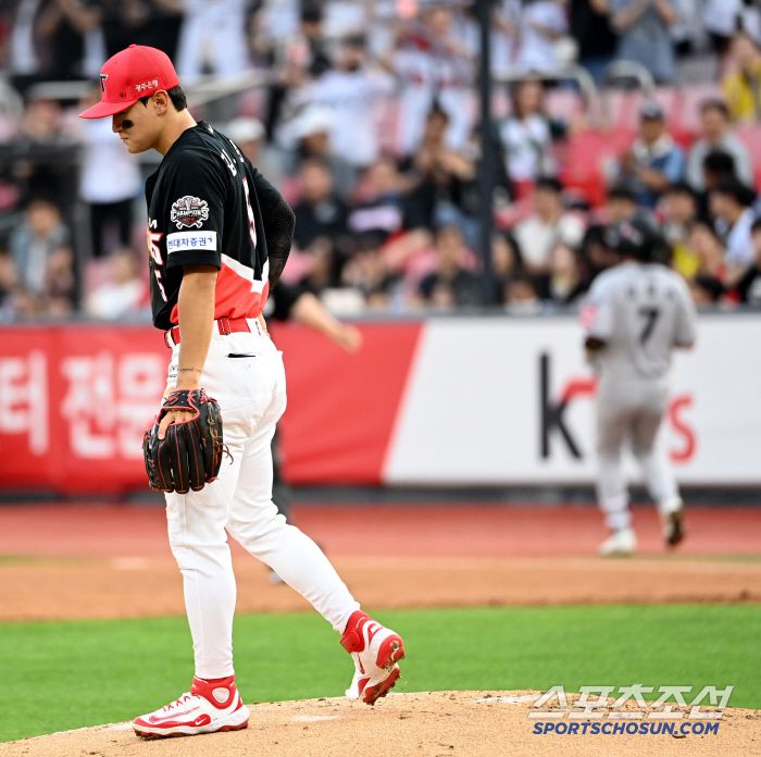 22일 수원KT위즈파크에서 열린 KIA와 KT의 경기,  1회말 1사 만루 KIA 3루수 김도영이 KT 김상수의 땅볼때 1루 송구실책을 범하며 아쉬워하고 있다. 수원=허상욱 기자wook@sportschosun.com/2025.05.22/