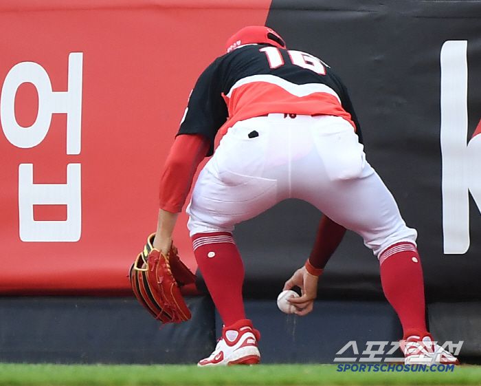 21일 수원 KT위즈파크에서 열린 KIA-KT전. 1회말 1사 1, 3루 장성우의 평범한 플라이를 놓친 우익수 최원준이 1루쪽 펜스까지 흘러간 공을 따라가 잡고 있다. 수원=정재근 기자 cjg@sportschosun.com/2025.5.21/