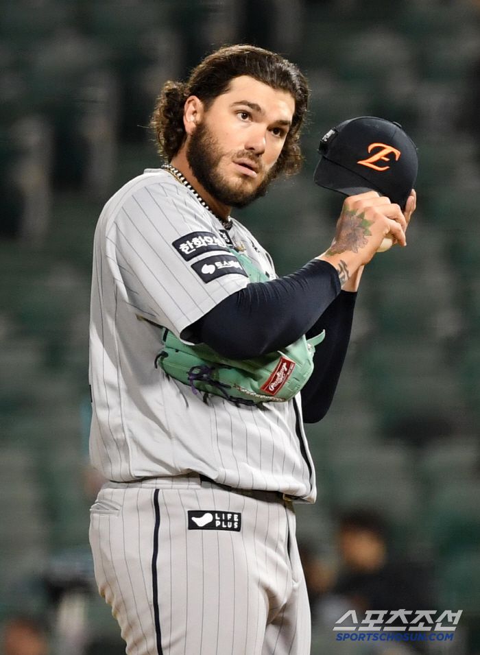 구위가 떨어져 NC 타선에 고전한 폰세, 피치컴까지 말썽을 부렸다.