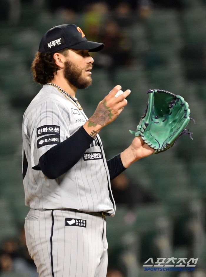 지난 5경기 모두 투구수 100개 넘게 던진 피로도가 쌓인 탓인지 폰세의 구위는 떨어져 있었다.