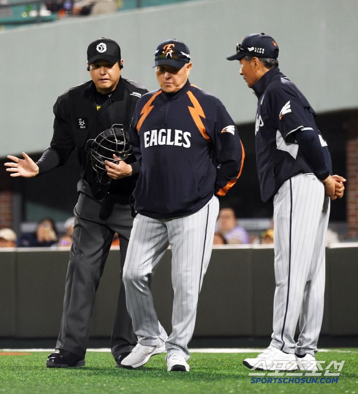 김경문 감독이 그라운드에 직접 나와 어필해봤지만 번복은 없었다.