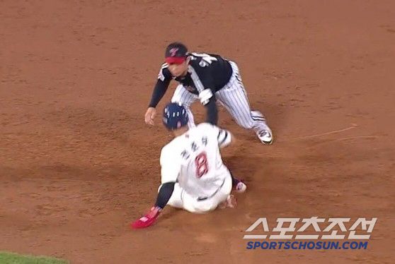 롯데 전준우가 3회말 나승엽의 중견수 플라이 때 1루에서 2루로 태그업을 했으나 유격수 오지환에게 태그아웃되고 있다. 스포티비 중계화면 캡쳐