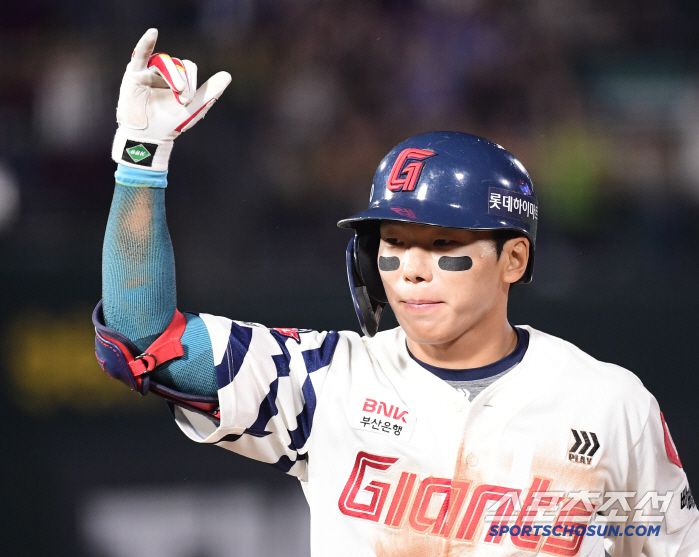 22일 부산 사직야구장에서 열린 KBO리그 롯데와 LG의 경기. 3회 2사 만루. 2타점 적시타 날린 롯데 장두성. 부산=송정헌 기자songs@sportschosun.com/2025.05.22/