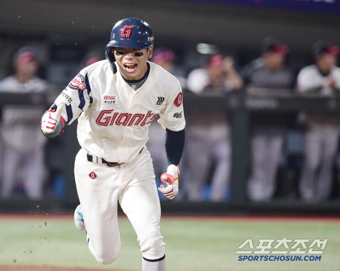 21일 부산 사직야구장에서 열린 KBO리그 롯데와 LG의 경기. 4회 1타점 적시타를 날린 롯데 장두성. 부산=송정헌 기자songs@sportschosun.com/2025.05.21/