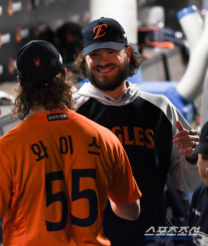 와이스 호투에 더 기뻐한 폰세.