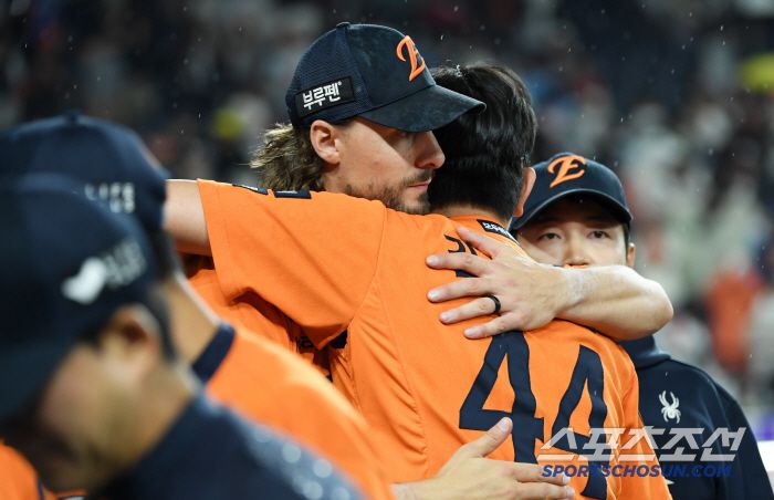 선발 와이스와 마무리 김서현은 뜨거운 포옹을 나눴다.