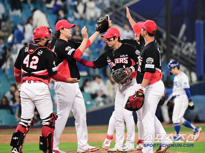 23일 대구 삼성라이온즈파크에서 열린 KBO리그 삼성과 KIA의 경기. KIA가 삼성에 승리했다. 경기 종료 후 승리의 기쁨을 나누고 있는 KIA 선수들. 대구=송정헌 기자songs@sportschosun.com/2025.05.23/