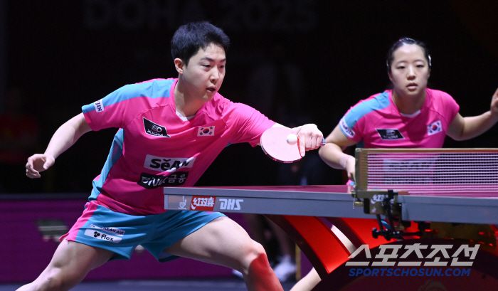 임종훈, 신유빈이 23일 카타르 도하 루사일 아레나에서 열린 2025 국제탁구연맹(ITTF) 세계선수권대회 혼합복식 4강 중국 쑨잉사 - 왕추친과 경기를 펼치고 있다. 2025. 5. 23.  사진공동취재단