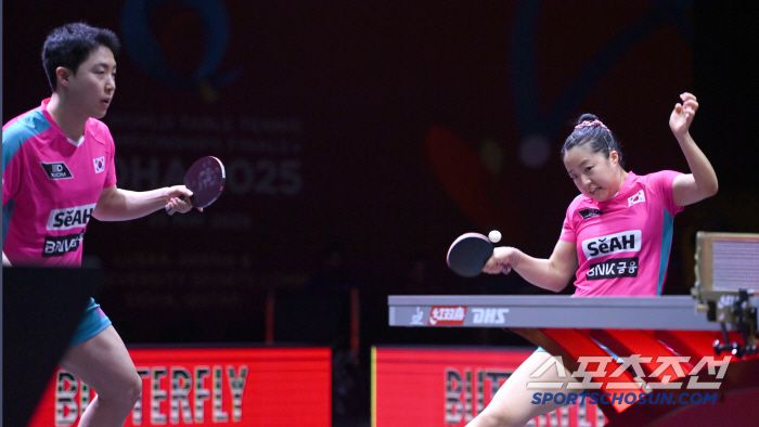 임종훈, 신유빈이 23일 카타르 도하 루사일 아레나에서 열린 2025 국제탁구연맹(ITTF) 세계선수권대회 혼합복식 4강 중국 쑨잉사 - 왕추친과 경기를 펼치고 있다. 2025. 5. 23.  사진공동취재단