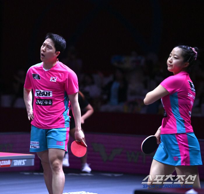 임종훈, 신유빈이 23일 카타르 도하 루사일 아레나에서 열린 2025 국제탁구연맹(ITTF) 세계선수권대회 혼합복식 4강 중국 쑨잉사 - 왕추친과 경기에서 실점 후 아쉬워하고 있다. 2025. 5. 23.  사진공동취재단