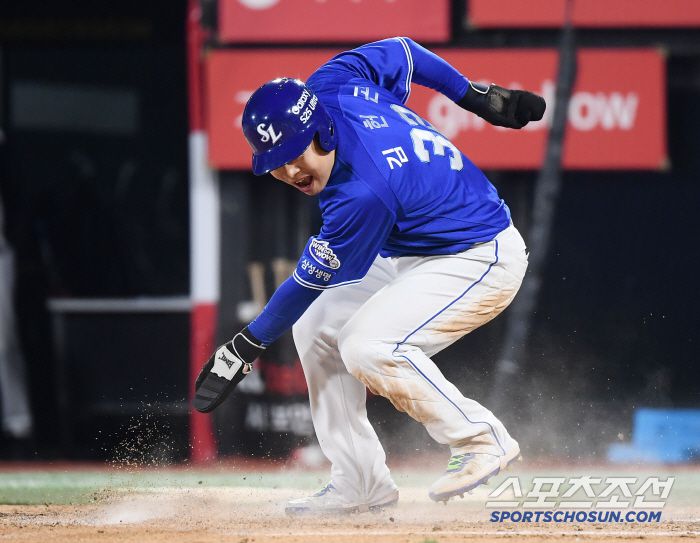 11일 수원 KT위즈파크에서 열린 삼성-KT전. 7회초 1사 1, 2루 이재현 타석. 3루주자 김헌곤이 폭투 때 홈인하고 있다. 수원=정재근 기자 cjg@sportschosun.com/2025.4.11/